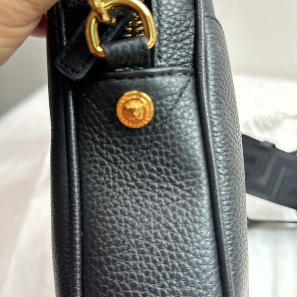 VERSACE NEW BLACK GOLD PEBBLE LEATHER MEDUSA UNISEX SHOULDER / CROSSBODY BAG - Picture 14 of 16
